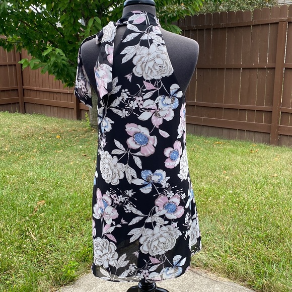 Halter dress with tie at neck - Picture 2 of 4